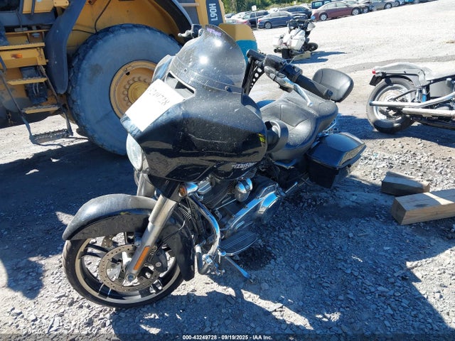 Harley-Davidson Street Glide 2017 1HD1KBC19HB611867 Image 2
