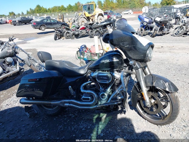 Harley-Davidson Street Glide 2017 1HD1KBC19HB611867 Image 11