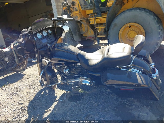 Harley-Davidson Street Glide 2017 1HD1KBC19HB611867 Image 12