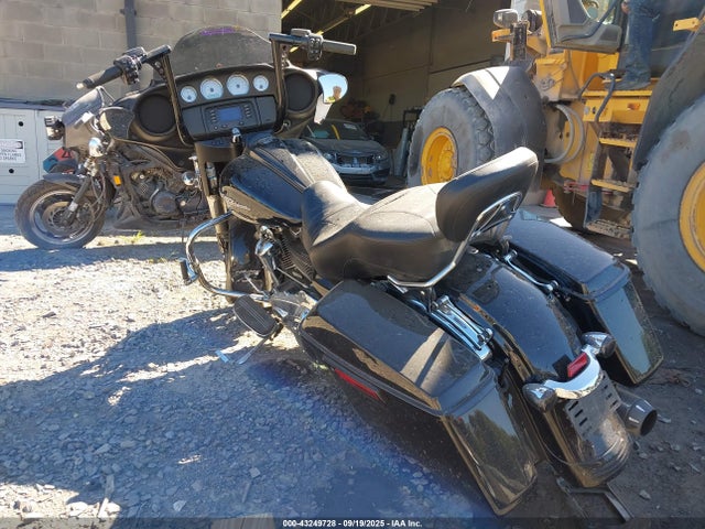 Harley-Davidson Street Glide 2017 1HD1KBC19HB611867 Image 3