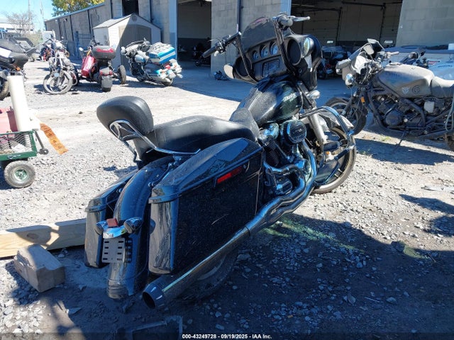 Harley-Davidson Street Glide 2017 1HD1KBC19HB611867 Image 4
