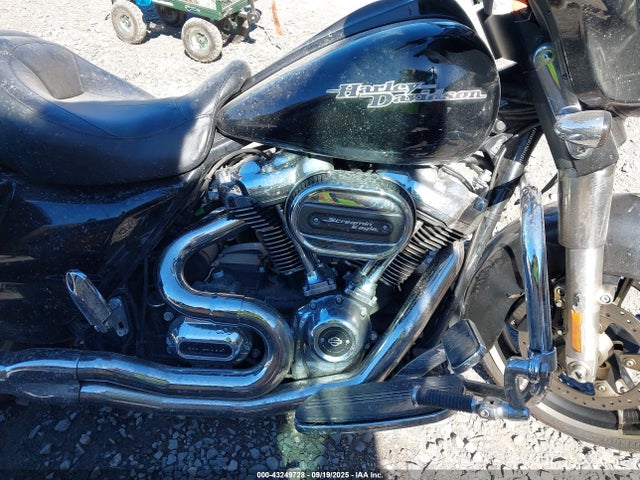 Harley-Davidson Street Glide 2017 1HD1KBC19HB611867 Image 8
