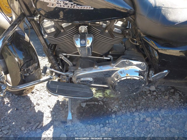Harley-Davidson Street Glide 2017 1HD1KBC19HB611867 Image 9