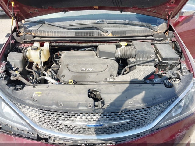 Chrysler Pacifica Limited 2017 2C4RC1GG9HR745645 Image 10