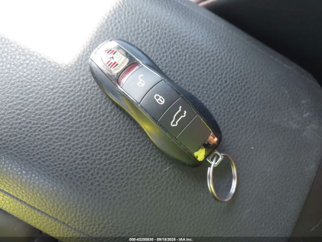 2018 PORSCHE MACAN WP1AA2A52JLB08996 Photo 10