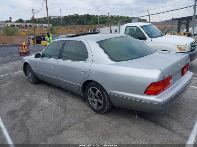 1998 LEXUS LS 400 JT8BH28F0W0104632 Photo 2