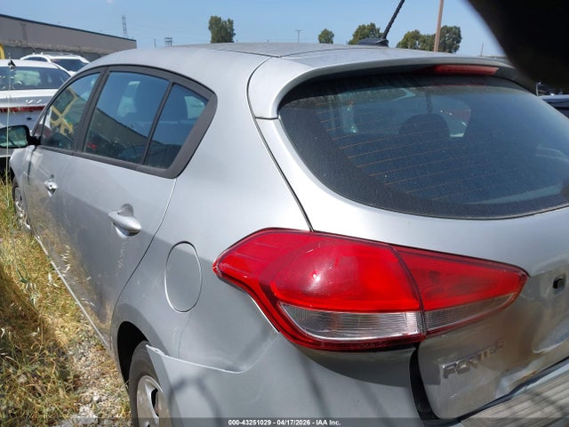 2017 KIA FORTE KNAFK5A81H5680735 Photo 2