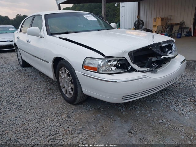 2009 LINCOLN TOWN CAR 2LNHM82V39X617921