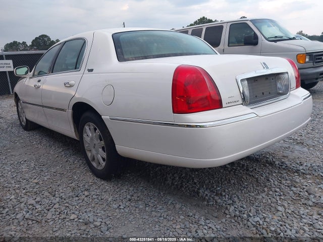 2009 LINCOLN TOWN CAR 2LNHM82V39X617921 Photo 2