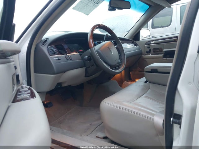 2009 LINCOLN TOWN CAR 2LNHM82V39X617921 Photo 4