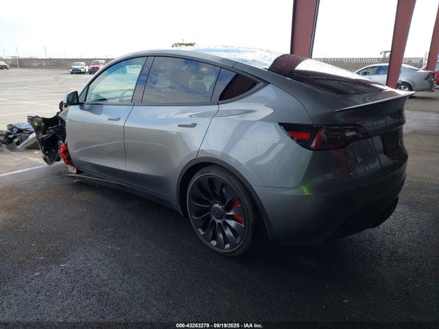 2025 TESLA MODEL Y 7SAYGDEF8SF228502 Photo 2