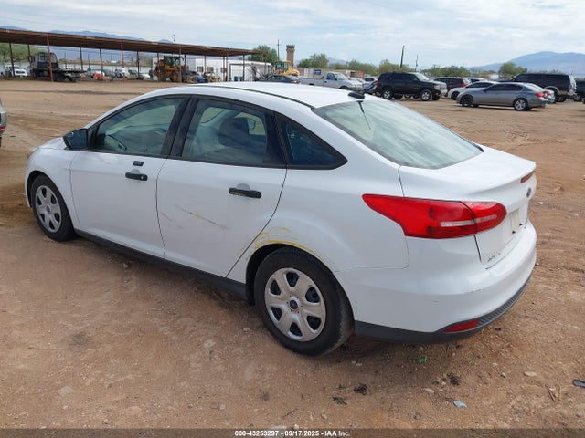 Ford Focus 2016 1FADP3E22GL380384 Image 3