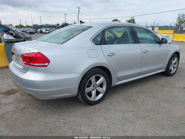 Volkswagen 2015 2015 1VWAT7A34FC082770 Image 4