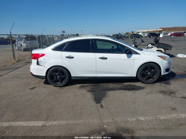 1FADP3E21GL399346 Ford 2016