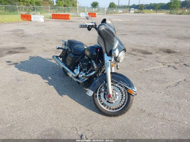 2011 HARLEY-DAVIDSON FLHTCU 1HD1FC412BB672641