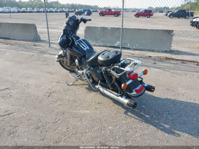 2011 HARLEY-DAVIDSON FLHTCU 1HD1FC412BB672641 Photo 2