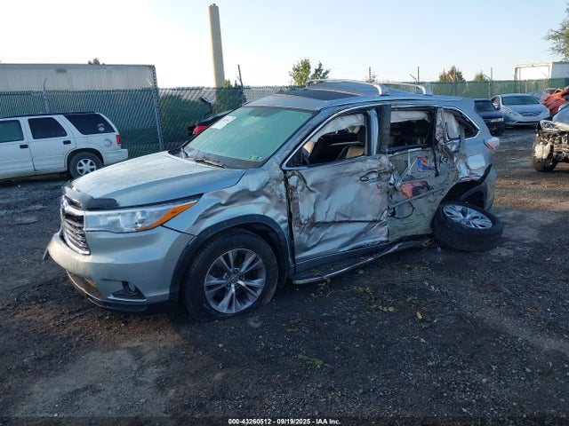 Toyota 2gr-fe 2015 5TDJKRFH7FS207572 Image 2