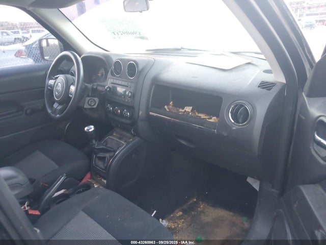 Jeep 2015 2015 1C4NJPBA6FD179356 Image 5