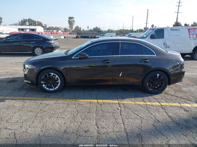 WDD3G4EB3KW026916 Mercedes-Benz m260