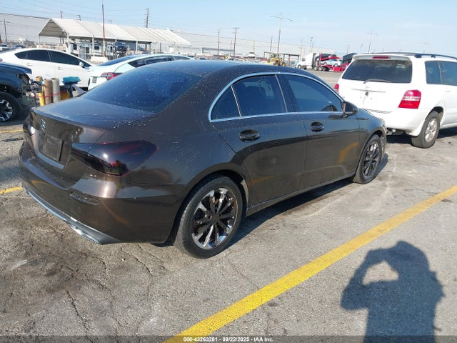 WDD3G4EB3KW026916 Mercedes-Benz m260