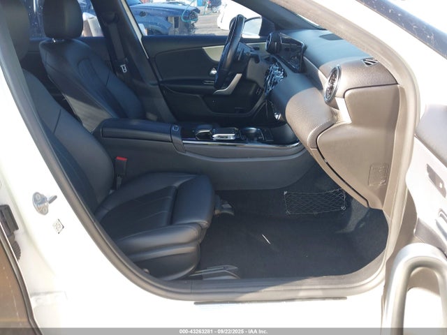 WDD3G4EB3KW026916 Mercedes-Benz m260