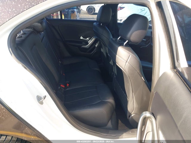 WDD3G4EB3KW026916 Mercedes-Benz m260
