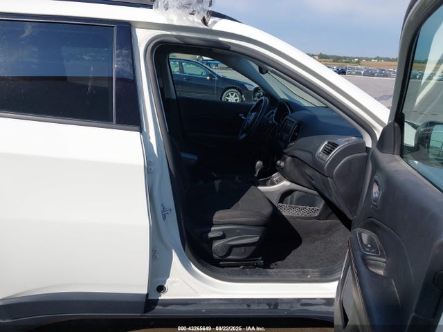 Jeep 2017 2017 3C4NJCAB0HT668514 Image 5