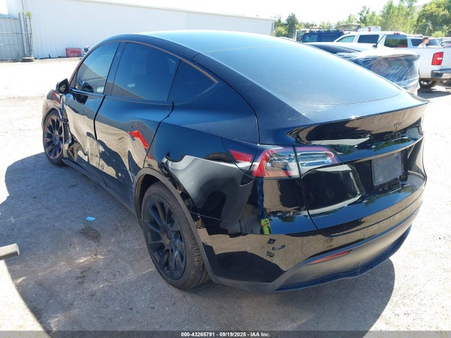 2021 TESLA MODEL Y 5YJYGDEE2MF154145 Photo 2