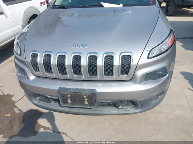 1C4PJLCB4JD568756 Jeep Cherokee
