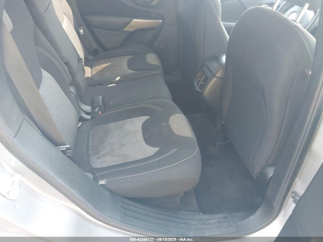 1C4PJLCB4JD568756 Jeep Cherokee