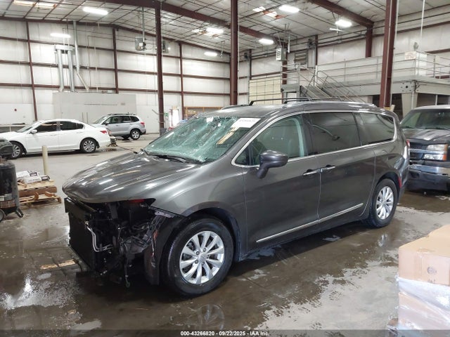 2C4RC1BG5JR185801 Chrysler 2018