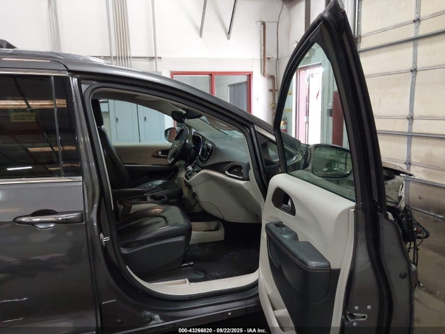 2C4RC1BG5JR185801 Chrysler 2018