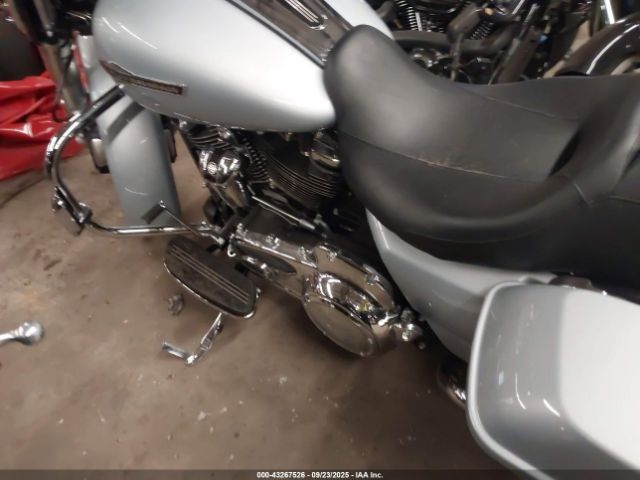 2023 HARLEY-DAVIDSON FLHX 1HD1KBC16PB639365 Photo 8