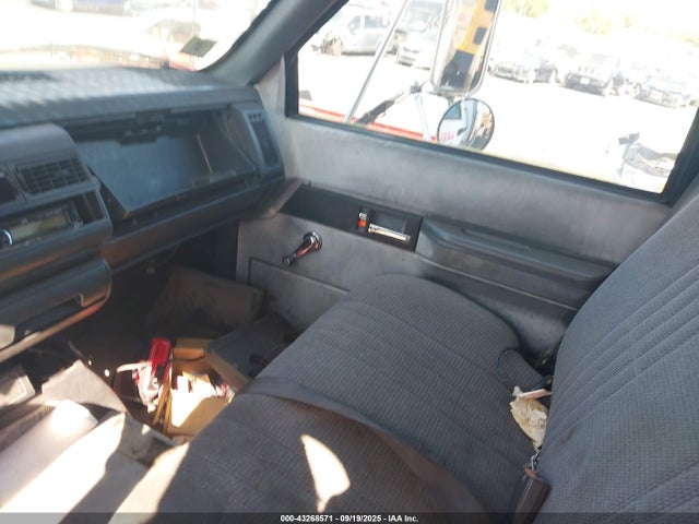 43268571 :رقم المزاد ، 1GDJ6H1C4YJ513330 vin ، 2000 Gmc Tc6h042 مزاد بيع