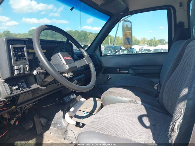 43268571 :رقم المزاد ، 1GDJ6H1C4YJ513330 vin ، 2000 Gmc Tc6h042 مزاد بيع