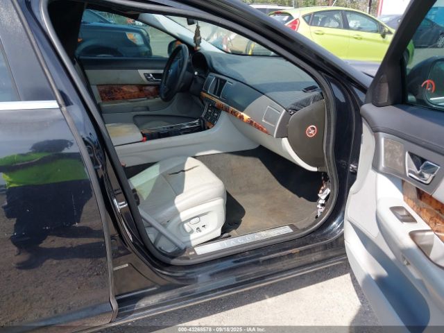 2010 JAGUAR XF SAJWA0GB5ALR61466 Photo 4