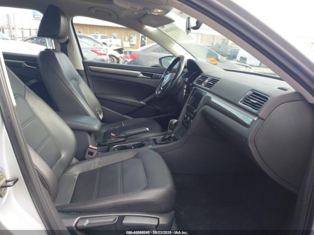 2017 VOLKSWAGEN PASSAT 1VWBT7A31HC050947 Photo 4