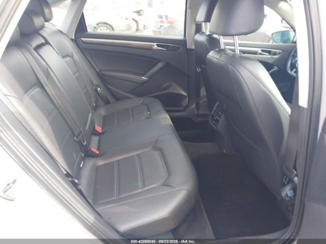 2017 VOLKSWAGEN PASSAT 1VWBT7A31HC050947 Photo 7