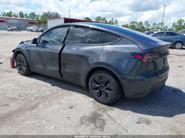 2025 TESLA MODEL Y 7SAYGDEDXSF259846 Photo 2