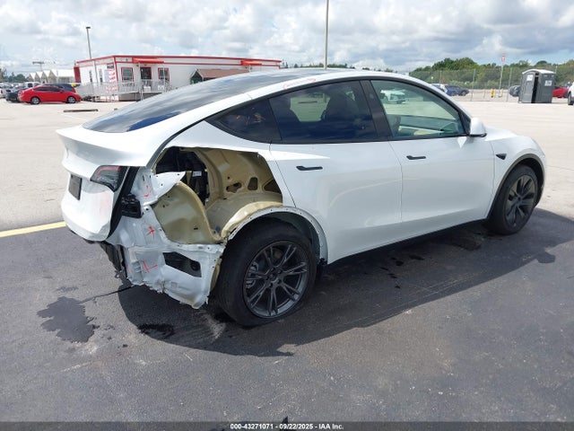 2025 TESLA MODEL Y 7SAYGDED6SA373632 Photo 3
