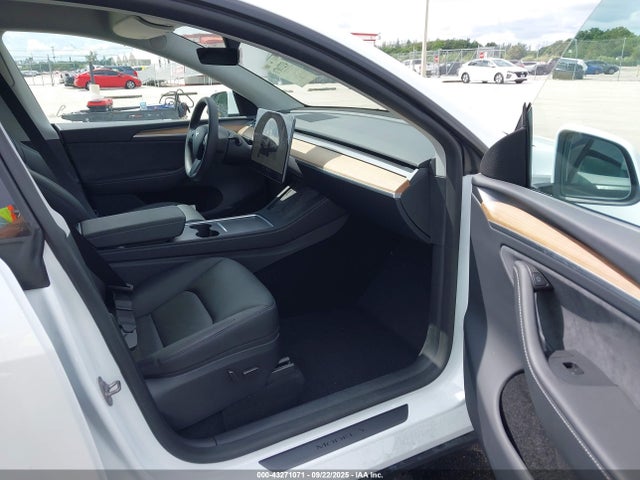 2025 TESLA MODEL Y 7SAYGDED6SA373632 Photo 4