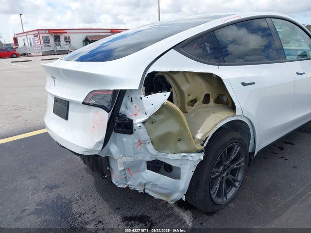 2025 TESLA MODEL Y 7SAYGDED6SA373632 Photo 5