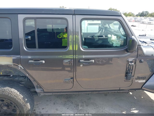 1C4HJXDGXJW164435 Jeep Wrangler Unlimited Sport S 4x4