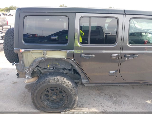1C4HJXDGXJW164435 Jeep Wrangler Unlimited Sport S 4x4
