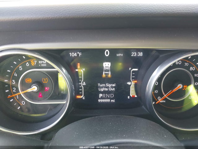 1C4HJXDGXJW164435 Jeep Wrangler Unlimited Sport S 4x4