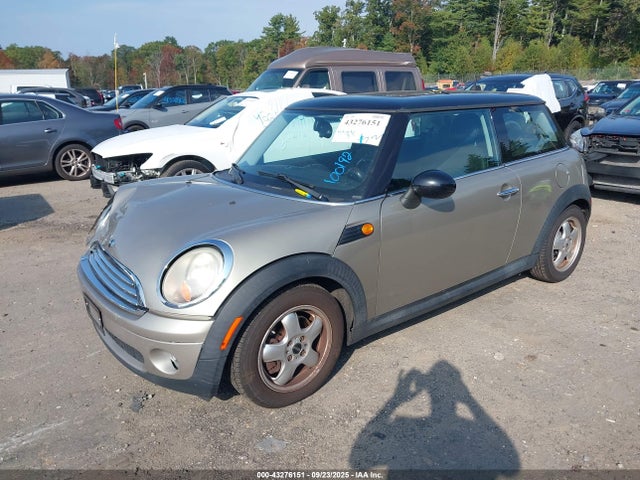 2010 MINI COOPER WMWMF3C52ATZ22906 Photo 1