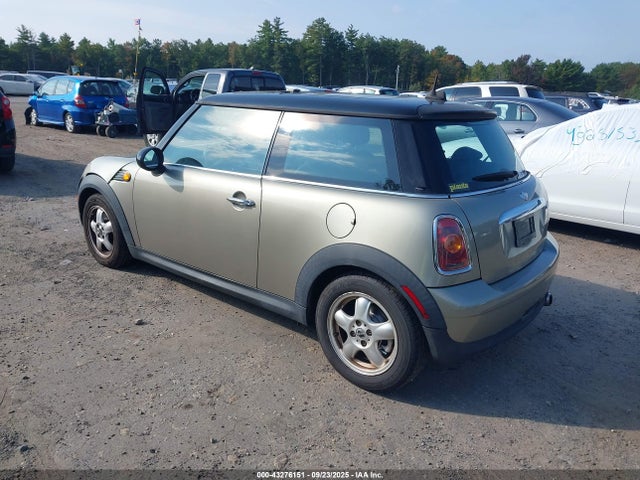 2010 MINI COOPER WMWMF3C52ATZ22906 Photo 2