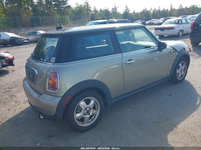 2010 MINI COOPER WMWMF3C52ATZ22906 Photo 3