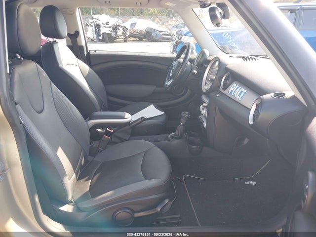 2010 MINI COOPER WMWMF3C52ATZ22906 Photo 4