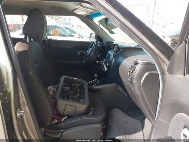 KNDJN2A2XJ7606576 KIA g